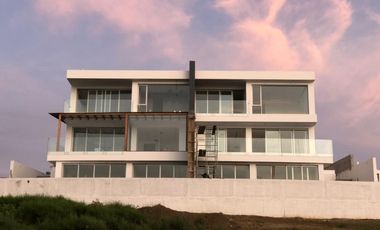 En venta hermosa casa con vista al mar