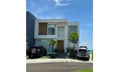 En venta hermosa casa con vista al mar