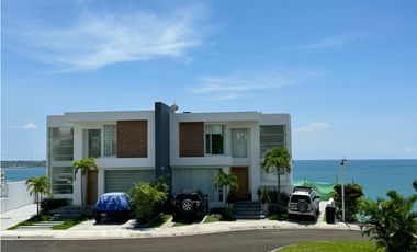En venta hermosa casa con vista al mar