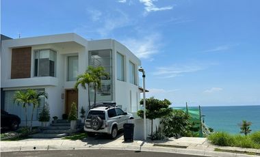 En venta hermosa casa con vista al mar