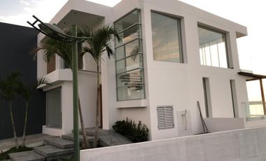 En venta hermosa casa con vista al mar