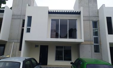 Casa de 3 recámaras con alberca en condominio,  centro de Jiutepec, Mor.