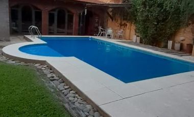 EXCELENTE  PROPIEDAD DE 2 PLANTAS CON PILETA Y PARQUE CON PALMERAS