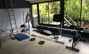 EXCELENTE  PROPIEDAD DE 2 PLANTAS CON PILETA Y PARQUE CON PALMERAS