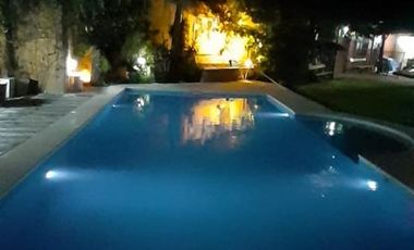EXCELENTE  PROPIEDAD DE 2 PLANTAS CON PILETA Y PARQUE CON PALMERAS