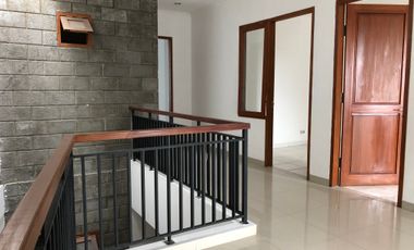 Dijual Rumah townhouse 750 m dr Cinere mall dg lingkungan nyaman