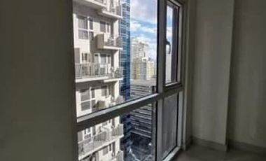 3BR Penthouse with Balcony For Sale in Salcedo Makati Ready for Occupancy