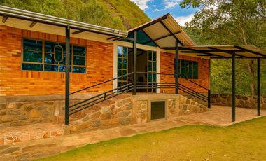 casa en venta en pacho. Cod V9652721