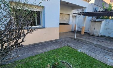 Casa en venta de 2 dormitorios c/ cochera en Villa Lugano
