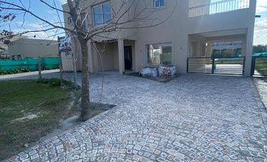 Casa a Estrenar 4 amb 3 Suites 5 baños Piscina Canning Bº Santa Juana