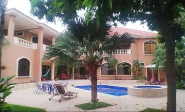 C167 - Venta Casa Mansión en Samborondón Primeros kilómetros 6 dormitorios - 1800 metros cuadrados