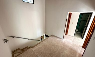 VENTA DE CASA Y LOCAL EN EL BARRIO NIZA DE DOS PISOS. Cod V5920