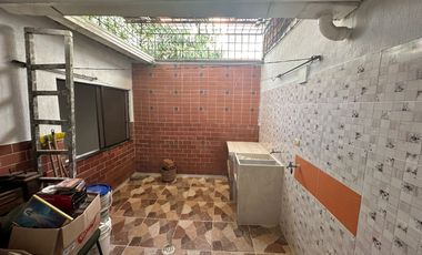 VENTA DE CASA Y LOCAL EN EL BARRIO NIZA DE DOS PISOS. Cod V5920