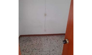 VENDO CASA EN MANRIQUE CENTRAL