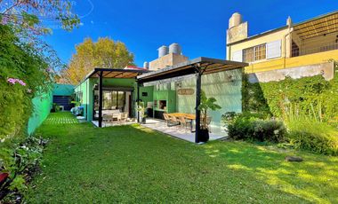 Hermosa Casa Reciclada de una Planta con Amplia Galería y Jardín