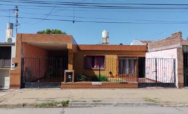 Amplia casa a restaurar de 6 dormitorios en VENTA en Barrio Kennedy, SMT