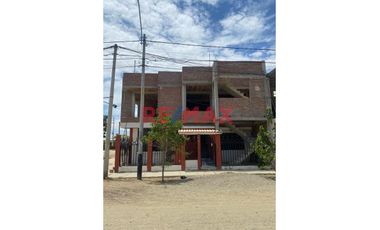 🏡✨ ¡Oportunidad única en Sullana! Propiedad en esquina con gran potencial comercial y residencial  

Descubre esta espaciosa y versátil casa de DOS