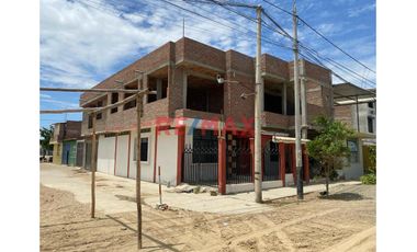 🏡✨ ¡Oportunidad única en Sullana! Propiedad en esquina con gran potencial comercial y residencial  

Descubre esta espaciosa y versátil casa de DOS