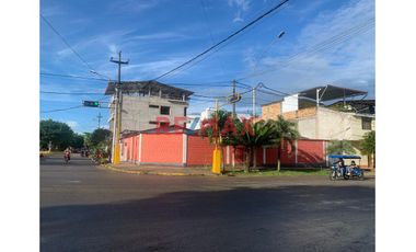 🏡 ¡Oportunidad única: Esquina entre la Avenida Circunvalación cdra 18 con Jr. Ángel Delgado! Se vende una casa de 1 piso.
Esta propiedad de 440 m² de