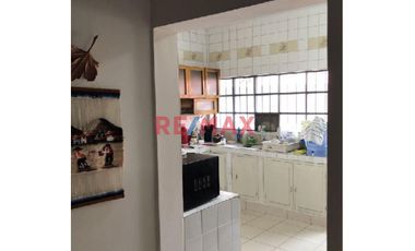 🏡 ¡Oportunidad única: Esquina entre la Avenida Circunvalación cdra 18 con Jr. Ángel Delgado! Se vende una casa de 1 piso.
Esta propiedad de 440 m² de