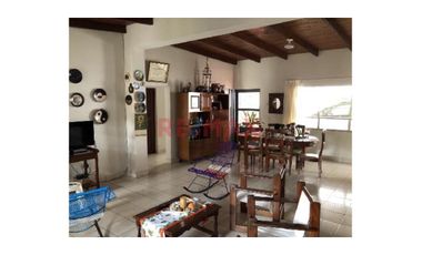 🏡 ¡Oportunidad única: Esquina entre la Avenida Circunvalación cdra 18 con Jr. Ángel Delgado! Se vende una casa de 1 piso.
Esta propiedad de 440 m² de