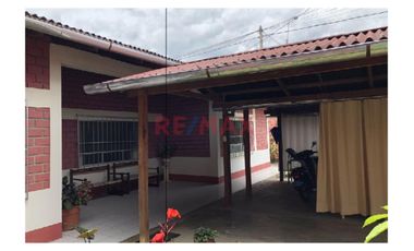 🏡 ¡Oportunidad única: Esquina entre la Avenida Circunvalación cdra 18 con Jr. Ángel Delgado! Se vende una casa de 1 piso.
Esta propiedad de 440 m² de