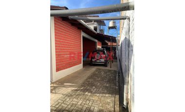 🏡 ¡Oportunidad única: Esquina entre la Avenida Circunvalación cdra 18 con Jr. Ángel Delgado! Se vende una casa de 1 piso.
Esta propiedad de 440 m² de