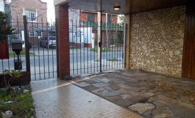 CASA DE 4 AMBIENTES CON ENTRADA DE AUTO.