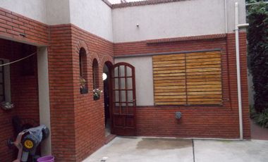 CASA DE 4 AMBIENTES CON ENTRADA DE AUTO.