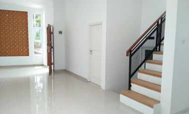 rumah cantik 2 lantai di kamarung citeureup kota cimahi