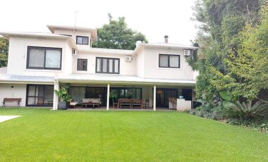 Venta Casa ,  9 ambientes  Las Lomas-San Isidro, jardin  1122 mts,  pileta