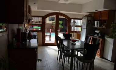 Chalet con piscina y quincho. Zona San Jose.