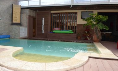 Chalet con piscina y quincho. Zona San Jose.