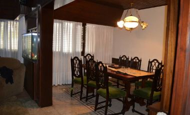 Chalet con piscina y quincho. Zona San Jose.