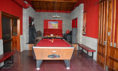 Chalet con piscina y quincho. Zona San Jose.