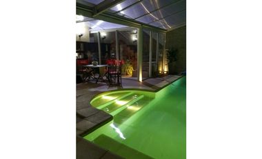 Chalet con piscina y quincho. Zona San Jose.