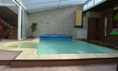 Chalet con piscina y quincho. Zona San Jose.