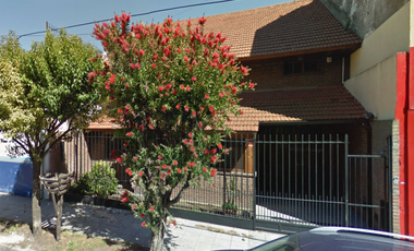 Chalet con piscina y quincho. Zona San Jose.