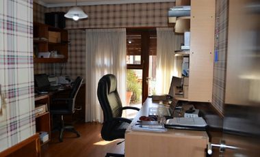 Chalet con piscina y quincho. Zona San Jose.