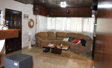 Chalet con piscina y quincho. Zona San Jose.