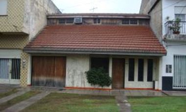 Propiedad ubicada a 300 metros de Avenida Espora .