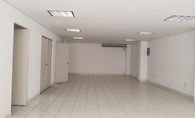 Edifico a una cuadra  de la luna, ideal escuela u oficinas