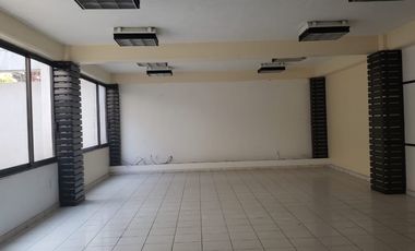 Edifico a una cuadra  de la luna, ideal escuela u oficinas