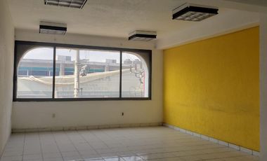 Edifico a una cuadra  de la luna, ideal escuela u oficinas