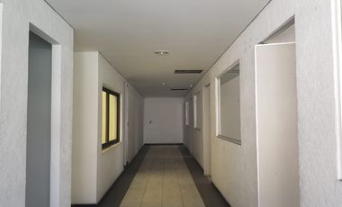 Edifico a una cuadra  de la luna, ideal escuela u oficinas