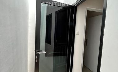 DISEWAKAN Rumah BRAND NEW 2 Lantai LT 42 Lokasi Fantastis Cempaka Putih Tengah Jarang ada