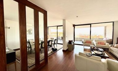 Amplio departamento en venta de 5 dorm. en Vitacura,