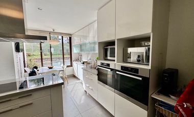 Amplio departamento en venta de 5 dorm. en Vitacura,