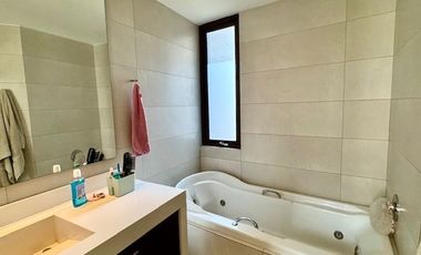 Amplio departamento en venta de 5 dorm. en Vitacura,