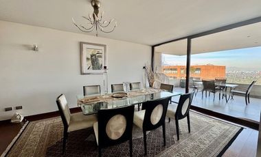 Amplio departamento en venta de 5 dorm. en Vitacura,